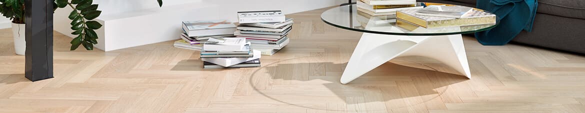 Parkiet z wzorem jodełki w salonie