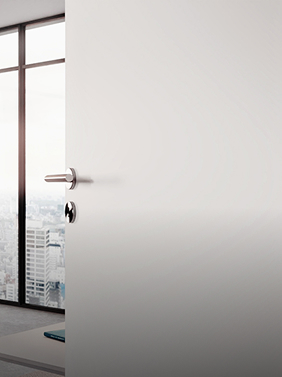 gładkie białe drzwi