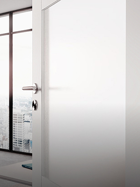 Białe drzwi ze szkłem