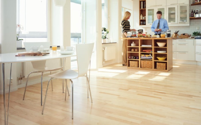 Zdjęcie aranżacyjne parkietu w klonie