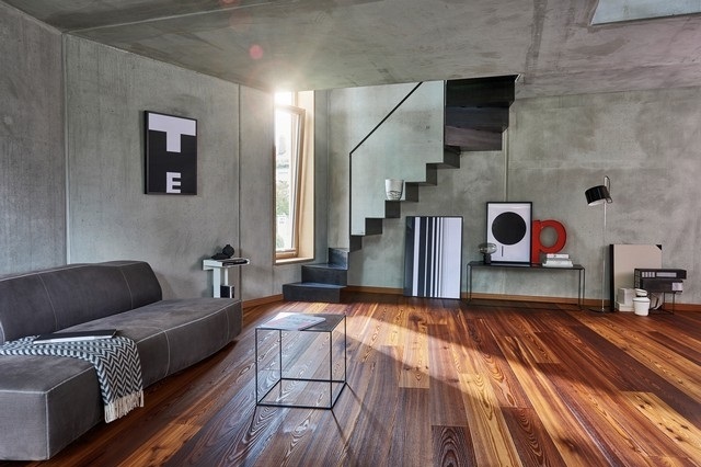 Zdjęcie aranżacyjne parkiet modrzewiowy