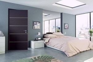 Sypialnia z drzwiami z listwami