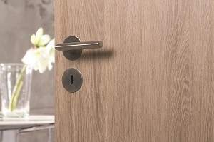 Płaskie, zlicowane klamki drzwiowe