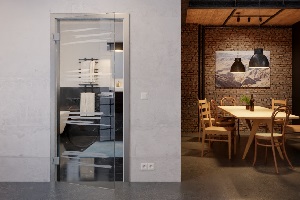 Drzwi szklane z matowymi pasami w otwartej kuchni z salonem