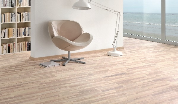 Zdjęcie aranżacyjne listwy przypodłogowej jesion