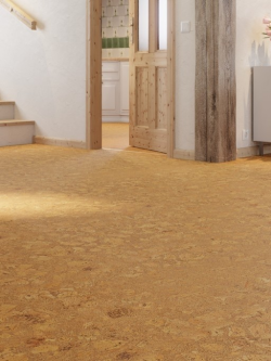 Podłoga korkowa w stylu korka w salonie z kominkiem