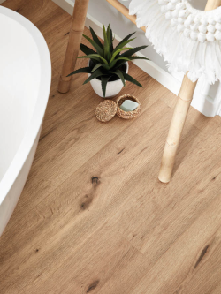 Laminat ciemny dąb w salonie z dwoma fotelami