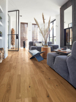 Parkiet z buku w gabinecie z biurkiem