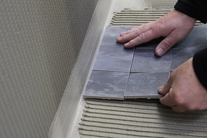 Ręcznie układane szare płytki