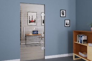 Zamknięte szklane drzwi wahadłowe