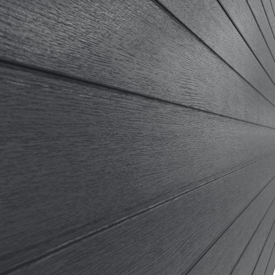 Zbliżenie na bramę garażową w kolorze antracytowym ze strukturą Woodgrain