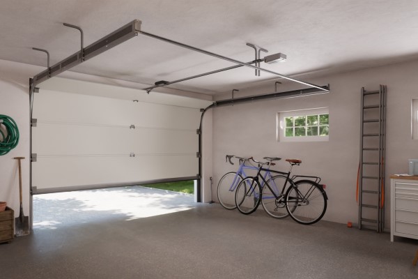 Wnętrze garażu, częściowo otwarta biała brama segmentowa