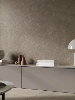 czerwono-brązowe płytki mozaikowe w łazience na ścianie za wanną