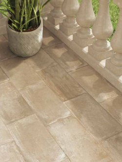 jasna płytka podłogowa na zewnątrz obok basenu