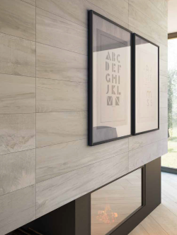 klasyczna biała płytka ścienna za rośliną i szafką wiszącą