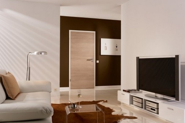 Stylowy salon z drzwiami CPL w dekorze drewnianym