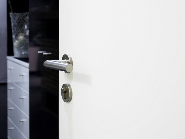 Drzwi z okrągłym kompletem rozetowym