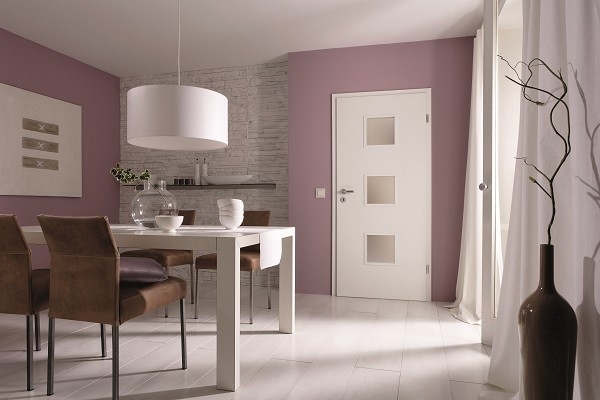 Nowoczesne drzwi wewnętrzne z kwadratowymi przeszkleniami