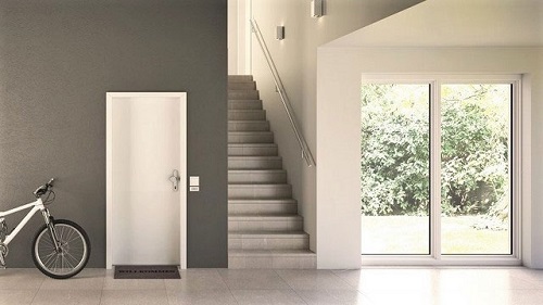 Klatka schodowa z białymi drzwiami wejściowymi do mieszkania A 223 od Westag & Getalit